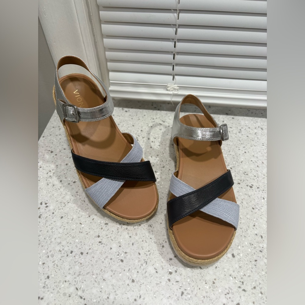 NWOT Vionic Mar Sandal in Metallic Silver with Blue and Black